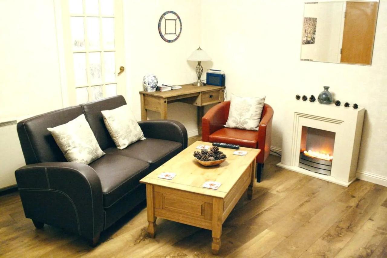 2 Bedroom Flat Near Holyrood Park Sleeps 4 * EDI