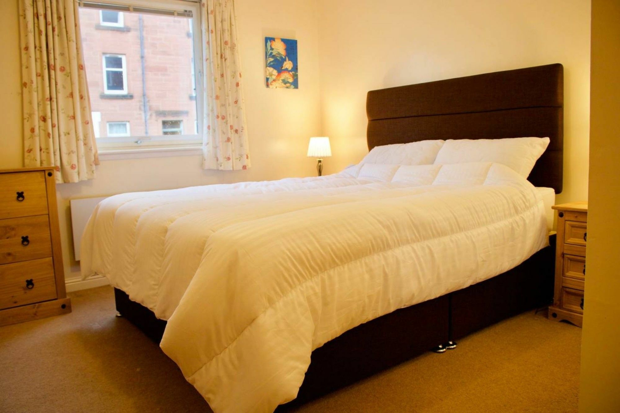 2 Bedroom Flat Near Holyrood Park Sleeps 4 EDI
